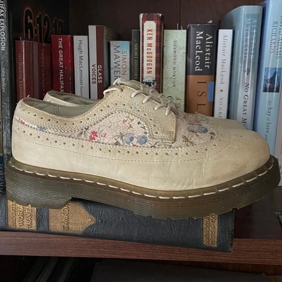 Dr. Martens Floral Crackle Brogue Wingtip Bone 12368 Oxford Shoes Women's Size 6 - Picture 4 of 16